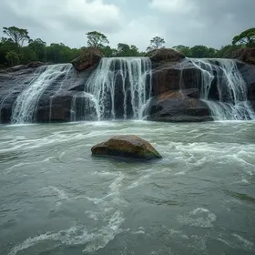 figuras rupestres em açude